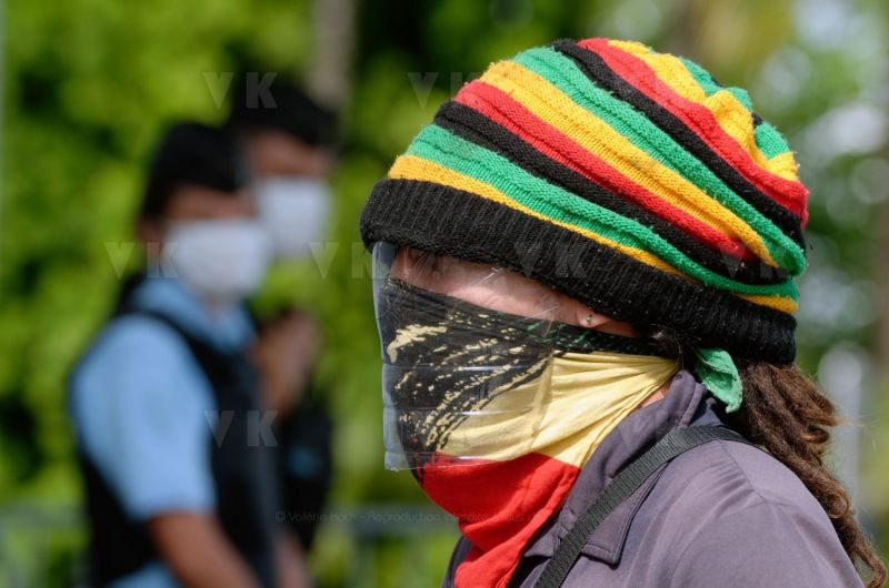 Les gendarmes reservistes en renfort du dispositif de securite aux abords des etablissements bancaires pendant le confinement. The reservist gendarmes in reinforcement of the security device near the banking establishments during the confinement.