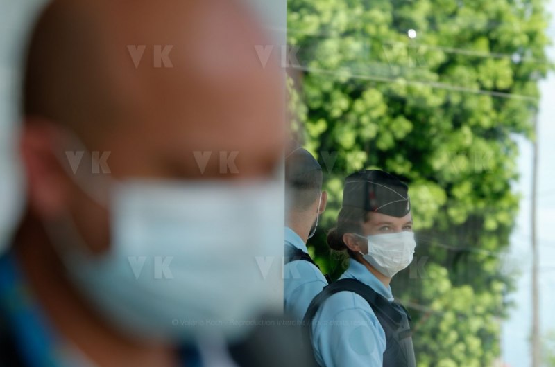 Les gendarmes reservistes en renfort du dispositif de securite aux abords des etablissements bancaires pendant le confinement. The reservist gendarmes in reinforcement of the security device near the banking establishments during the confinement.