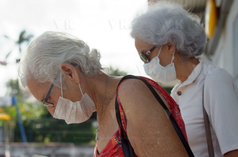 Les gendarmes reservistes en renfort du dispositif de securite aux abords des etablissements bancaires pendant le confinement. The reservist gendarmes in reinforcement of the security device near the banking establishments during the confinement.