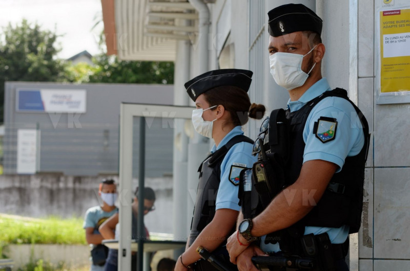 Les gendarmes reservistes en renfort du dispositif de securite aux abords des etablissements bancaires pendant le confinement. The reservist gendarmes in reinforcement of the security device near the banking establishments during the confinement.