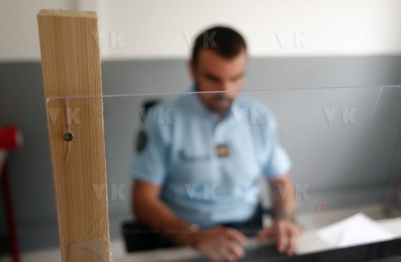 A la brigade du Tampon, les gendarmes poursuivent leur travail administratif et de terrain. Des mesures de protection sont prises au sein de l'etablissement et l'accueil du public est reserve aux urgences.