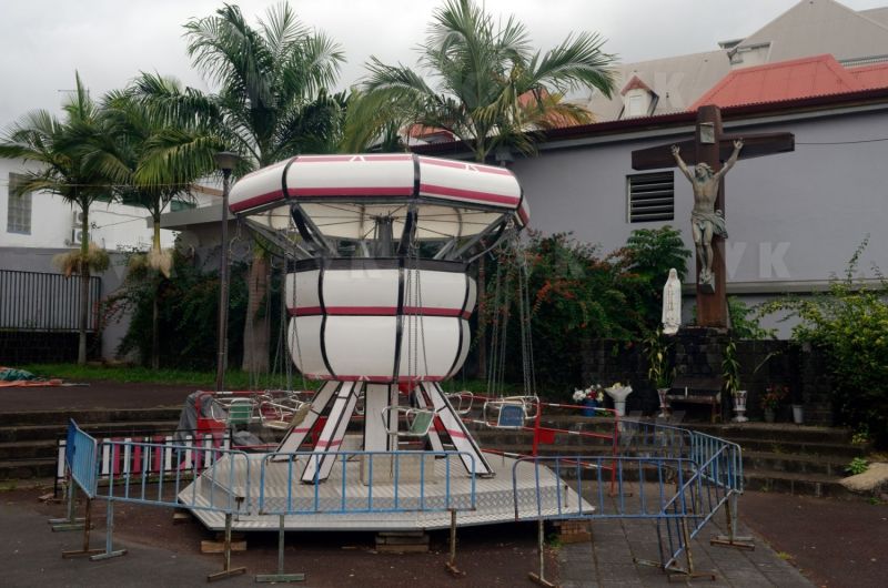 Maneges a l'arret pres de l'eglise du Tampon. Rides at the stop near the Tampon church