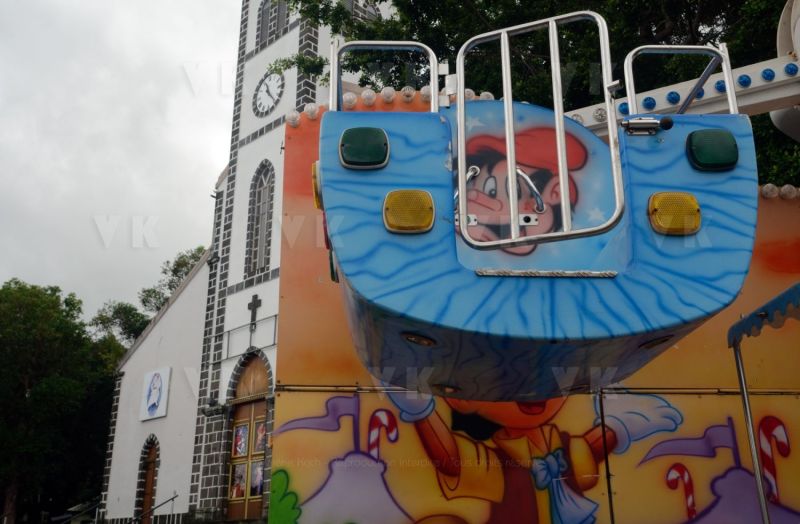 Maneges a l'arret pres de l'eglise du Tampon. Rides at the stop near the Tampon church