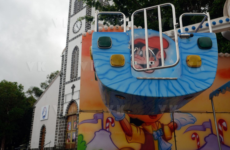 Maneges a l'arret pres de l'eglise du Tampon. Rides at the stop near the Tampon church
