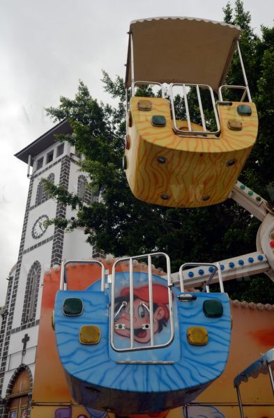 Maneges a l'arret pres de l'eglise du Tampon. Rides at the stop near the Tampon church