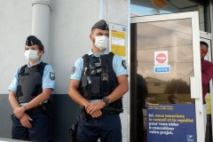 Les gendarmes reservistes en renfort du dispositif de securite aux abords des etablissements bancaires pendant le confinement. The reservist gendarmes in reinforcement of the security device near the banking establishments during the confinement.