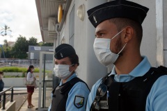 Les gendarmes reservistes en renfort du dispositif de securite aux abords des etablissements bancaires pendant le confinement. The reservist gendarmes in reinforcement of the security device near the banking establishments during the confinement.