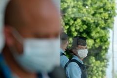 Les gendarmes reservistes en renfort du dispositif de securite aux abords des etablissements bancaires pendant le confinement. The reservist gendarmes in reinforcement of the security device near the banking establishments during the confinement.
