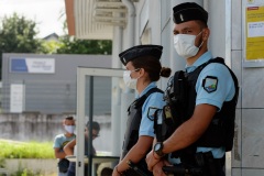 Les gendarmes reservistes en renfort du dispositif de securite aux abords des etablissements bancaires pendant le confinement. The reservist gendarmes in reinforcement of the security device near the banking establishments during the confinement.