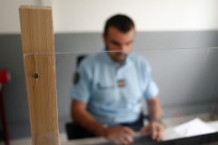 A la brigade du Tampon, les gendarmes poursuivent leur travail administratif et de terrain. Des mesures de protection sont prises au sein de l'etablissement et l'accueil du public est reserve aux urgences.
