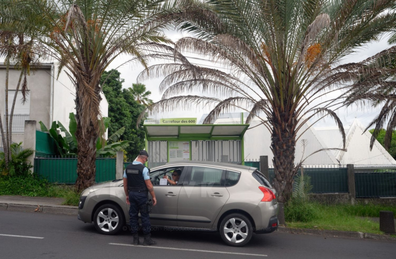 Gendarmerie checks at Le Tampon during the confinement period due to the COVID-19 epidemic - Controles de gendarmerie au Tampon pendant la periode de confinement due a l'epidemie de COVID-19
