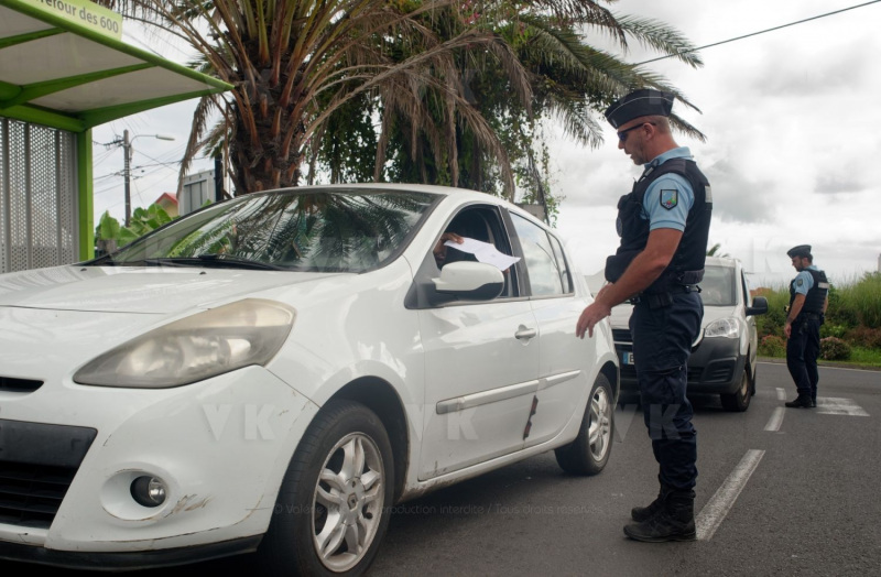 Gendarmerie checks at Le Tampon during the confinement period due to the COVID-19 epidemic - Controles de gendarmerie au Tampon pendant la periode de confinement due a l'epidemie de COVID-19