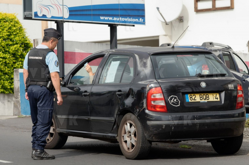 Gendarmerie checks at Le Tampon during the confinement period due to the COVID-19 epidemic - Controles de gendarmerie au Tampon pendant la periode de confinement due a l'epidemie de COVID-19