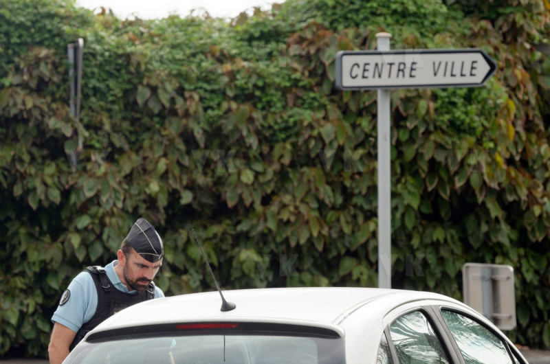 Gendarmerie checks at Le Tampon during the confinement period due to the COVID-19 epidemic - Controles de gendarmerie au Tampon pendant la periode de confinement due a l'epidemie de COVID-19