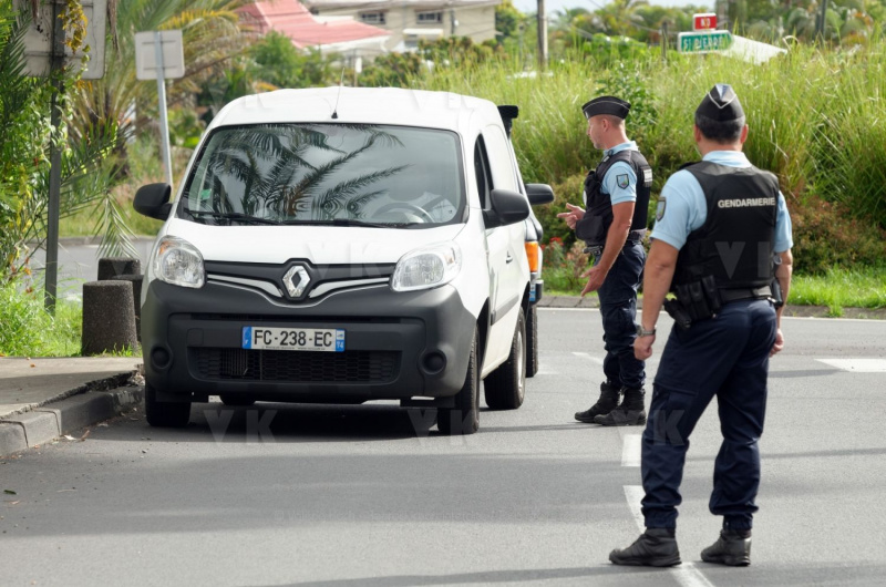 Gendarmerie checks at Le Tampon during the confinement period due to the COVID-19 epidemic - Controles de gendarmerie au Tampon pendant la periode de confinement due a l'epidemie de COVID-19