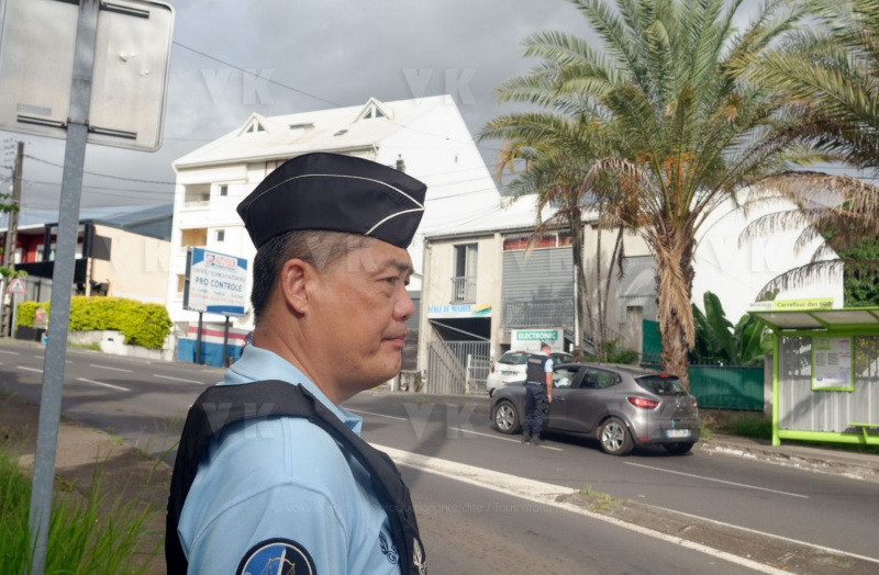 Gendarmerie checks at Le Tampon during the confinement period due to the COVID-19 epidemic - Controles de gendarmerie au Tampon pendant la periode de confinement due a l'epidemie de COVID-19
