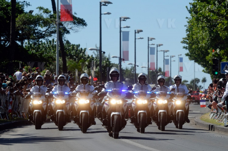 Forces armees dans la zone sud de l'ocean Indien, gendarmerie, pompiers, policiers et associations ont defile sous un soleil radieux a Saint-Denis (La Reunion) pour ce 14 juillet - Armed forces in the southern Indian Ocean, gendarmerie, firefighters, police and associations marched under a bright sun in Saint-Denis (La Reunion) for July 14