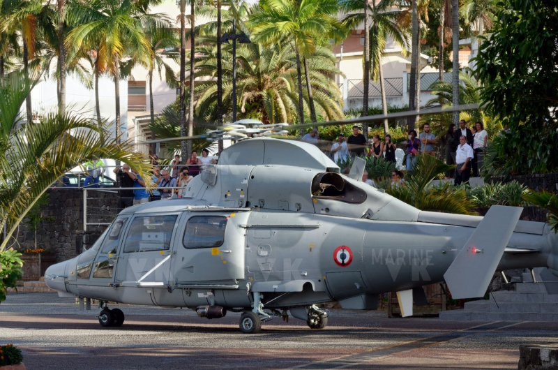 Helicoptere militaire aeronale en demonstration