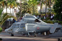 Helicoptere militaire aeronale en demonstration