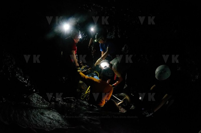 Exercice de secours dans les tunnels de lave du Piton de la Fournaise