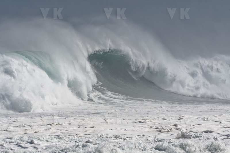 Une forte houle d'hiver australe deferle sur les cotes sud et ouest de La Reunion - A strong southern winter swell sweeps over the southern and western coasts of La Reunion