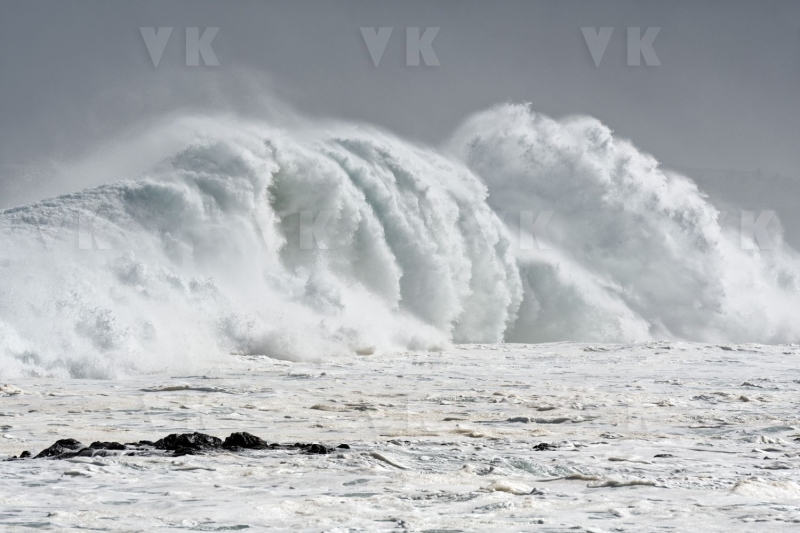 Une forte houle d'hiver australe deferle sur les cotes sud et ouest de La Reunion - A strong southern winter swell sweeps over the southern and western coasts of La Reunion