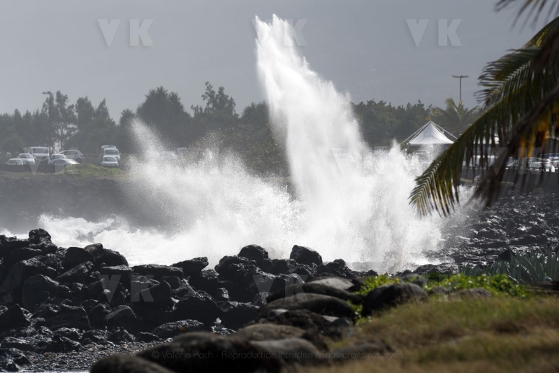 Une forte houle d'hiver australe deferle sur les cotes sud et ouest de La Reunion - A strong southern winter swell sweeps over the southern and western coasts of La Reunion