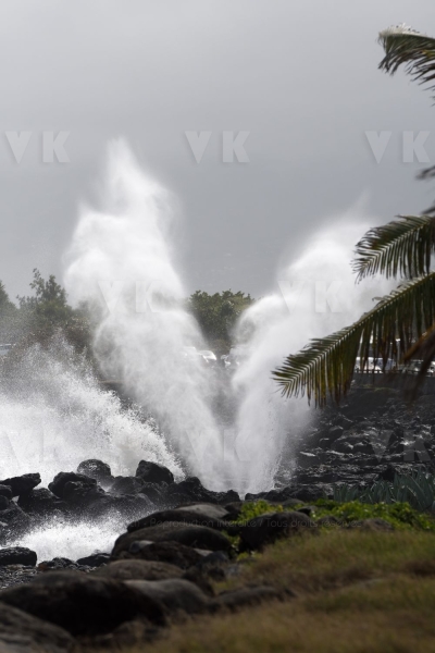 Une forte houle d'hiver australe deferle sur les cotes sud et ouest de La Reunion - A strong southern winter swell sweeps over the southern and western coasts of La Reunion