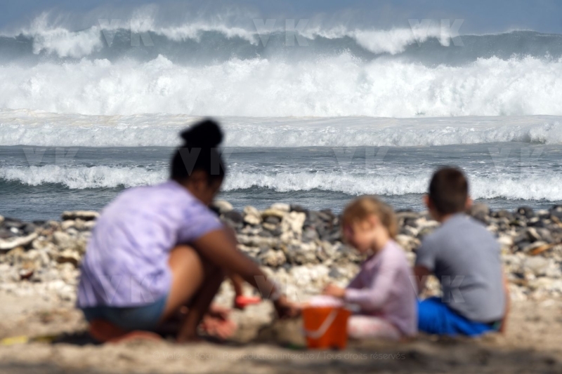 Une forte houle d'hiver australe deferle sur les cotes sud et ouest de La Reunion - A strong southern winter swell sweeps over the southern and western coasts of La Reunion