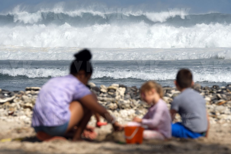 Une forte houle d'hiver australe deferle sur les cotes sud et ouest de La Reunion - A strong southern winter swell sweeps over the southern and western coasts of La Reunion
