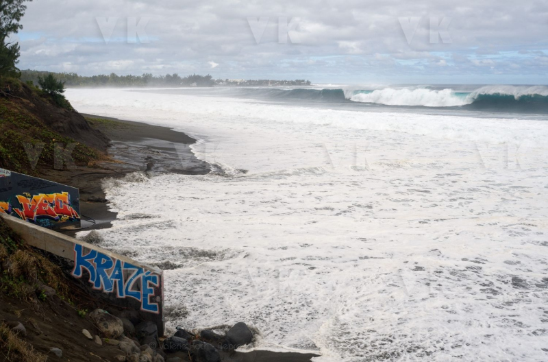 Une forte houle d'hiver australe deferle sur les cotes sud et ouest de La Reunion - A strong southern winter swell sweeps over the southern and western coasts of La Reunion