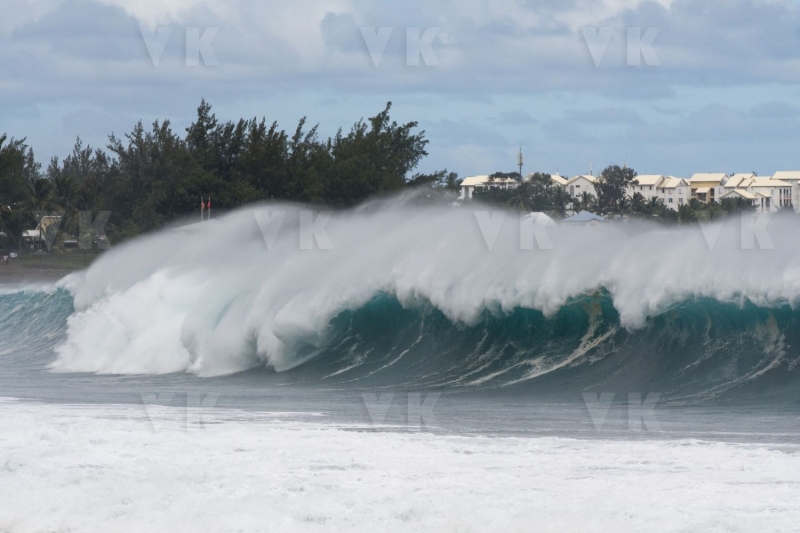 Une forte houle d'hiver australe deferle sur les cotes sud et ouest de La Reunion - A strong southern winter swell sweeps over the southern and western coasts of La Reunion