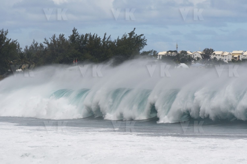 Une forte houle d'hiver australe deferle sur les cotes sud et ouest de La Reunion - A strong southern winter swell sweeps over the southern and western coasts of La Reunion