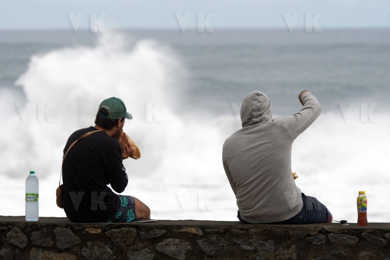 Une forte houle d'hiver australe deferle sur les cotes sud et ouest de La Reunion - A strong southern winter swell sweeps over the southern and western coasts of La Reunion