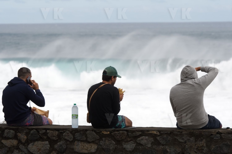 Une forte houle d'hiver australe deferle sur les cotes sud et ouest de La Reunion - A strong southern winter swell sweeps over the southern and western coasts of La Reunion