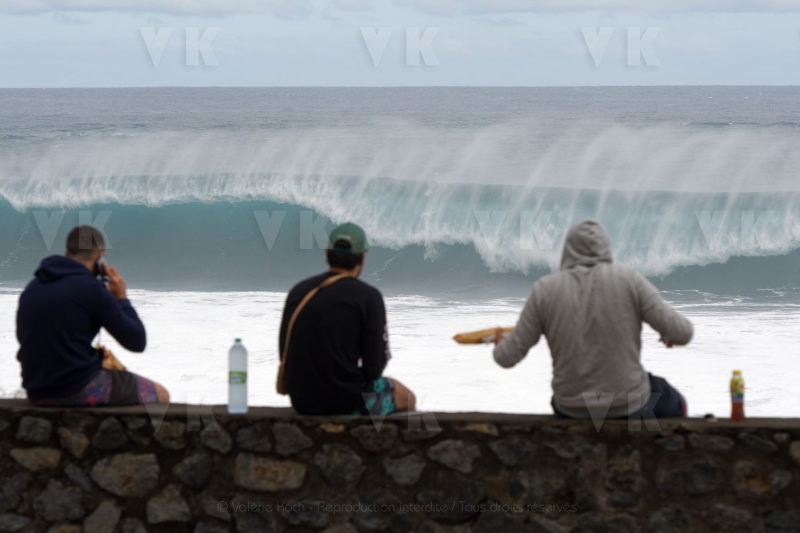 Une forte houle d'hiver australe deferle sur les cotes sud et ouest de La Reunion - A strong southern winter swell sweeps over the southern and western coasts of La Reunion