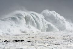 Une forte houle d'hiver australe deferle sur les cotes sud et ouest de La Reunion - A strong southern winter swell sweeps over the southern and western coasts of La Reunion