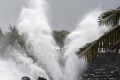Une forte houle d'hiver australe deferle sur les cotes sud et ouest de La Reunion - A strong southern winter swell sweeps over the southern and western coasts of La Reunion