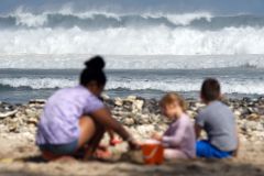 Une forte houle d'hiver australe deferle sur les cotes sud et ouest de La Reunion - A strong southern winter swell sweeps over the southern and western coasts of La Reunion