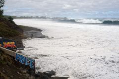 Une forte houle d'hiver australe deferle sur les cotes sud et ouest de La Reunion - A strong southern winter swell sweeps over the southern and western coasts of La Reunion