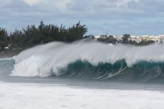 Une forte houle d'hiver australe deferle sur les cotes sud et ouest de La Reunion - A strong southern winter swell sweeps over the southern and western coasts of La Reunion
