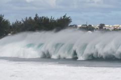 Une forte houle d'hiver australe deferle sur les cotes sud et ouest de La Reunion - A strong southern winter swell sweeps over the southern and western coasts of La Reunion