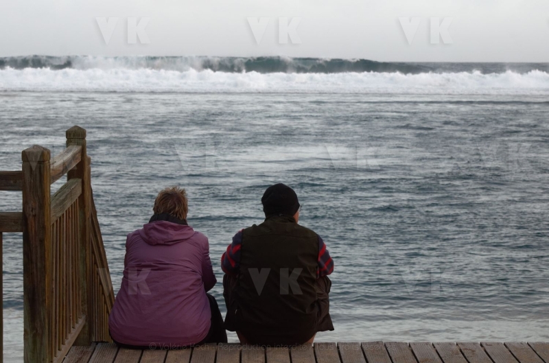 Un fort train de houle de sud-ouest est annonce sur les cotes ouest et sud de La Reunion cette nuit. A strong southwesterly swell train is posting on the west and south coast of La Reunion tonight.