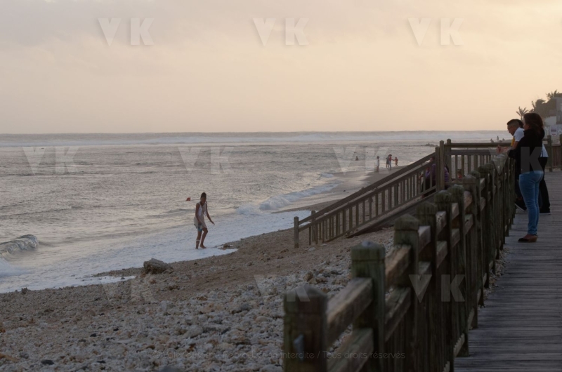 Un fort train de houle de sud-ouest est annonce sur les cotes ouest et sud de La Reunion cette nuit. A strong southwesterly swell train is posting on the west and south coast of La Reunion tonight.