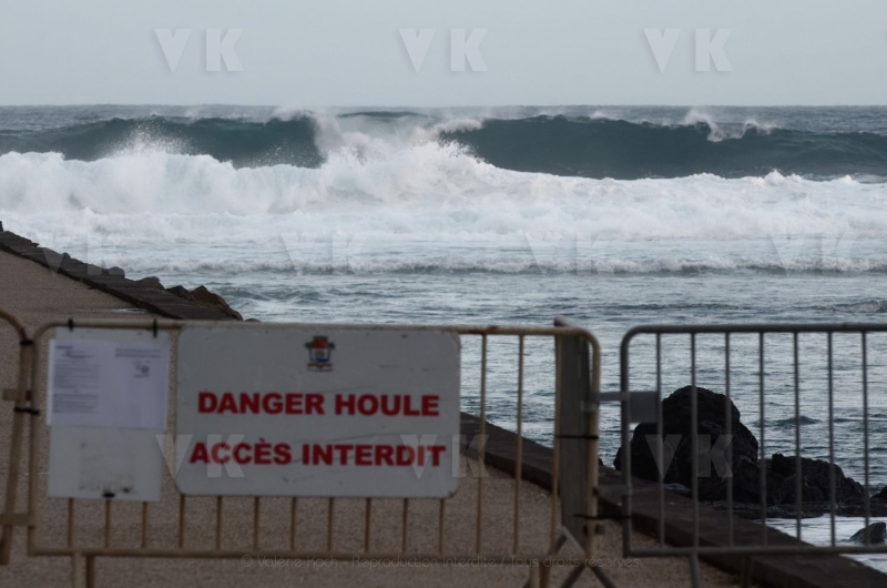 Un fort train de houle de sud-ouest est annonce sur les cotes ouest et sud de La Reunion cette nuit. A strong southwesterly swell train is posting on the west and south coast of La Reunion tonight.