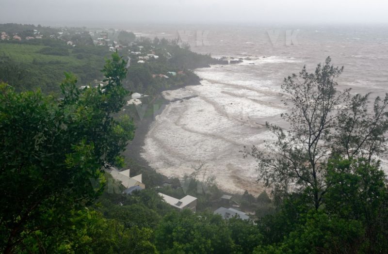Le sud de La Reunion est impacte par la forte tempete tropicale Berguitta, qui amene vent et fortes precipitations. Le meteore passe actuellement au plus pres de l'ile et devrait commencer a s'eloigner en debut de soiree. The south of La Reunion is impacted by the strong tropical storm Berguitta, which brings wind and heavy precipitation. The meteore is currently passing close to the island and should begin to move early in the evening.