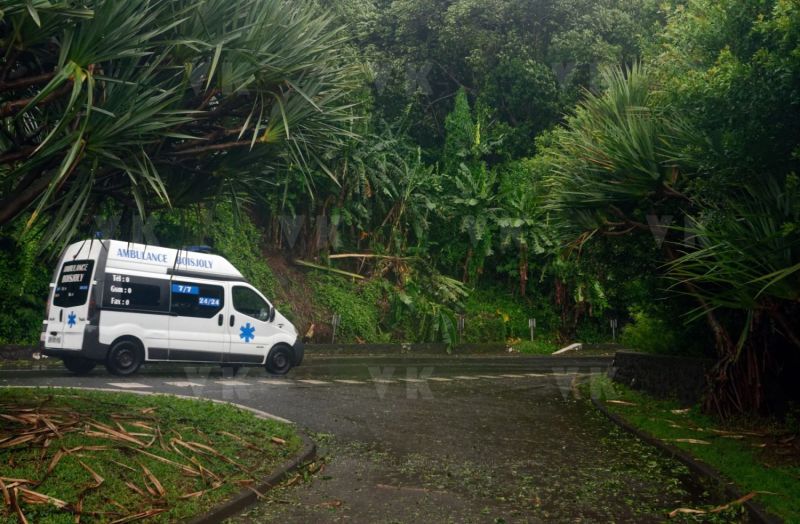 Le sud de La Reunion est impacte par la forte tempete tropicale Berguitta, qui amene vent et fortes precipitations. Le meteore passe actuellement au plus pres de l'ile et devrait commencer a s'eloigner en debut de soiree. The south of La Reunion is impacted by the strong tropical storm Berguitta, which brings wind and heavy precipitation. The meteore is currently passing close to the island and should begin to move early in the evening.