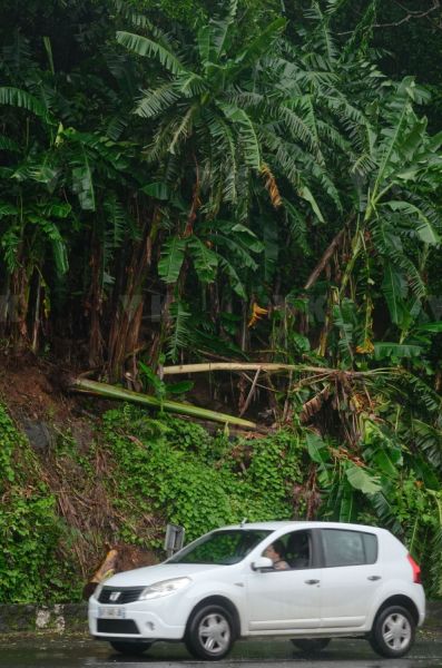 Le sud de La Reunion est impacte par la forte tempete tropicale Berguitta, qui amene vent et fortes precipitations. Le meteore passe actuellement au plus pres de l'ile et devrait commencer a s'eloigner en debut de soiree. The south of La Reunion is impacted by the strong tropical storm Berguitta, which brings wind and heavy precipitation. The meteore is currently passing close to the island and should begin to move early in the evening.