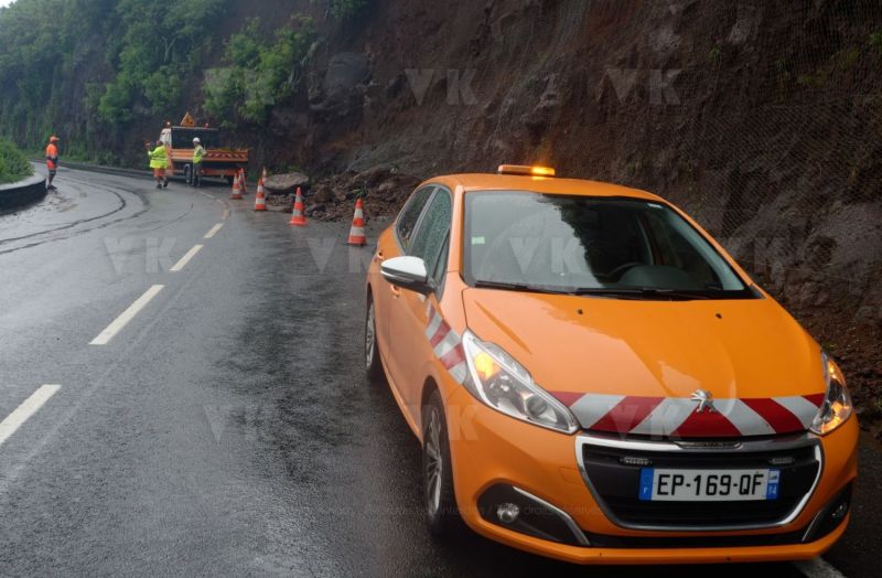 Le sud de La Reunion est impacte par la forte tempete tropicale Berguitta, qui amene vent et fortes precipitations. Le meteore passe actuellement au plus pres de l'ile et devrait commencer a s'eloigner en debut de soiree. The south of La Reunion is impacted by the strong tropical storm Berguitta, which brings wind and heavy precipitation. The meteore is currently passing close to the island and should begin to move early in the evening.