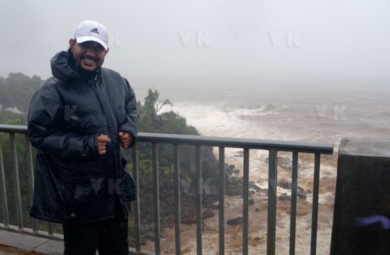 Le sud de La Reunion est impacte par la forte tempete tropicale Berguitta, qui amene vent et fortes precipitations. Le meteore passe actuellement au plus pres de l'ile et devrait commencer a s'eloigner en debut de soiree. The south of La Reunion is impacted by the strong tropical storm Berguitta, which brings wind and heavy precipitation. The meteore is currently passing close to the island and should begin to move early in the evening.